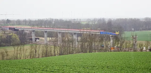 Blick von dem Adonisröschenhang  zur Baustelle der Einetalbrücke bei Nieselregen 
