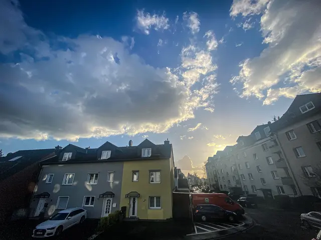 #SpringIsHere2026

Ein ganzer, halber Tag … dem dramatischen Treiben der Wolken zu zusehen | Foto: Christoph Niersmann 