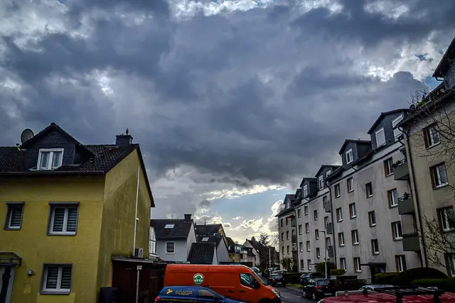 #SpringIsHere2026

Ein ganzer, halber Tag … dem dramatischen Treiben der Wolken zu zusehen | Foto: Christoph Niersmann 