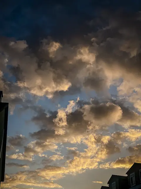 #SpringIsHere2026

Ein ganzer, halber Tag … dem dramatischen Treiben der Wolken zu zusehen | Foto: Christoph Niersmann 