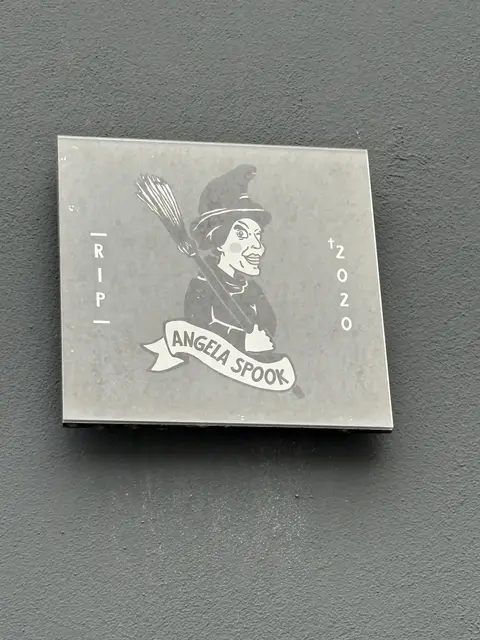 Kleine Erinnerungstafel an Angelika auf der Ackerst6rasse in Düsseldorf-Flingern | Foto: Andreas Vogt