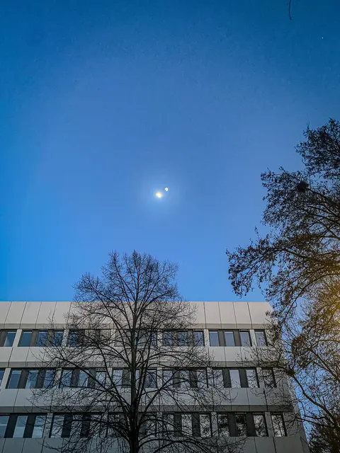 #SpringIsHere2026

Ein ganzer, halber Tag … dem dramatischen Treiben der Wolken zu zusehen | Foto: Christoph Niersmann 