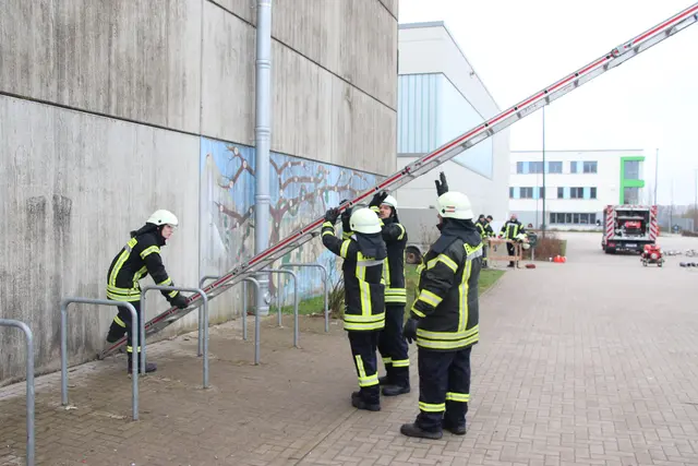Ausbildung: schulungsmäßiges Vortragen der 4-teilgen Steckleiter