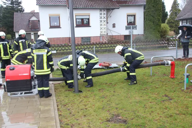 Abschlussübung: Verlegen der Saugleitung zur Wasserentnahme aus einer Zisterne