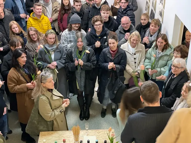 Ausstellende Künstler und Künstlerinnen bei der Vernissage in der Villa Artis -
die Schau ist noch bis 11. April 2026 in der Ruhrstr. 3 In Mülheim zu sehen - immer SA+SO von 11 bis 15 Uhr oder  nach Vereinbarung.
Der Eintritt ist wie immer frei!  Führungen ohne Gebühren! | Foto: Andreas Ingramm, AIRL-Lab