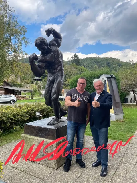 Andreas Vogt (links) und Peter Urdl an der Bronzefigur vor dem Museum in Graz | Foto: Andreas Vogt