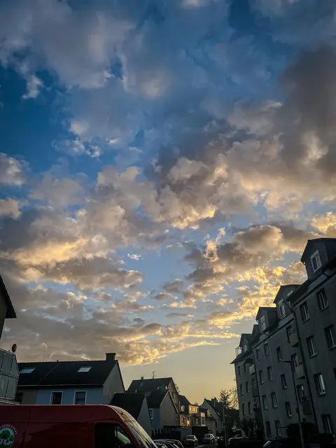 #SpringIsHere2026

Ein ganzer, halber Tag … dem dramatischen Treiben der Wolken zu zusehen | Foto: Christoph Niersmann 