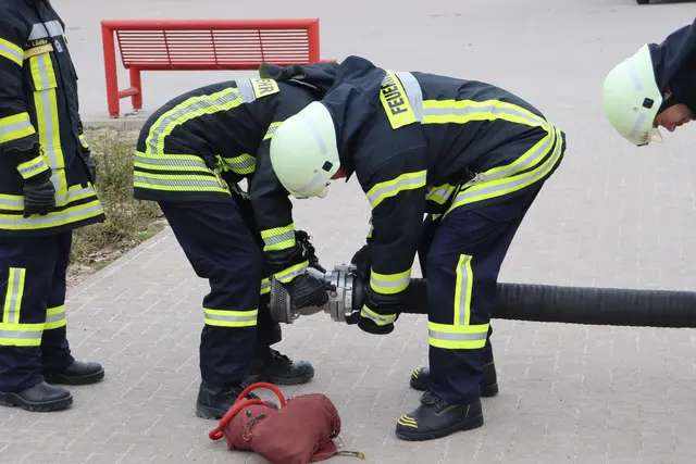Ausbildung: Verlegen einer Saugleitung - Anbringen des Saugkorbes