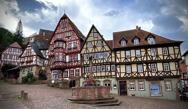 Der wunderschöne Marktplatz von Mittenberg. Hier wurden viele Szenen für den Kinofilm "Das Wirtshaus im Spessart" gedreht. 