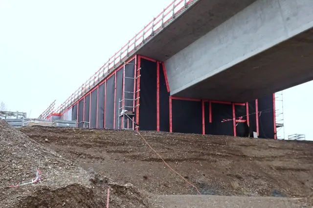 Im Inneren des dunklen Bereichs entsteht wurde ein neues Teilstück der Brücke gefertigt