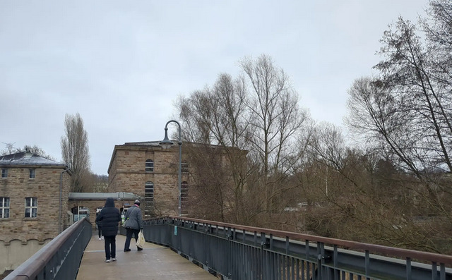 Auf der Brücke zu Haus Ruhrnatur | Foto: Astrid Günther