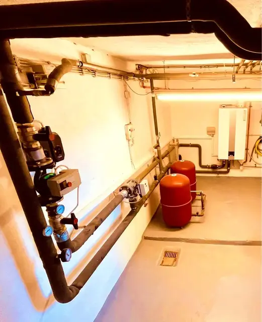 Neue Gasheizung für ein Mehrfamilienhaus mit 12 Einheiten - der alte Standkessel ist verschwunden - es gibt merkliche Einsparungen für diese "Zwischenlösung" | Foto: Andreas Ingramm