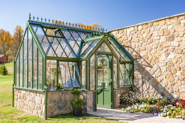 Die Struktur der Gewächshäuser ist klar, geordnet, praktisch und vor allem von langer Lebensdauer. Wind und Wetter können den Häusern über Jahrzehnte nichts anhaben. | Foto: DJD/Burford the British Style/Eric Roth