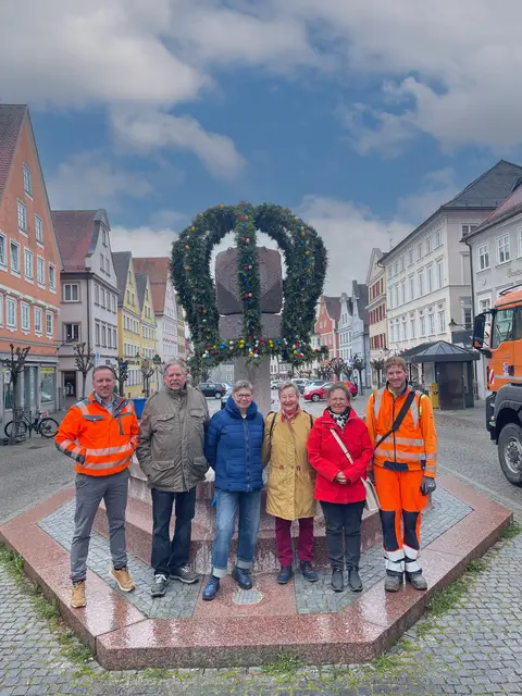 Fleißige Helfer des Günzburger Vereins zur Pflege des Brauchtums verwandelten den Brunnen im Herzen der Stadt wieder in einen farbenfrohen Hingucker. | Foto: Michael Lindner/ Stadt Günzburg