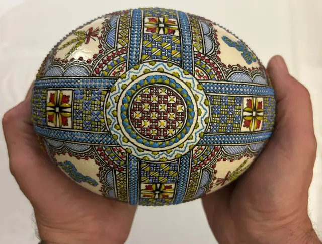 Ovale Kunst – ein reich verziertes Straußenei in Wachstechnik aus der Bukowina. In der Ostereier-Malwerkstatt im Heimatmuseum Günzburg können sich Jung und Alt von den ausgestellten Eiern inspirieren lassen. | Foto: Raphael Gerhardt/ Stadt Günzburg