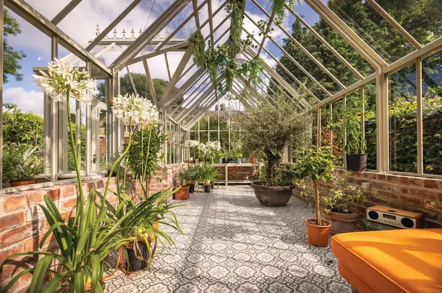 Die architektonischen Meisterwerke sind praktische und geräumige Oasen für Blumen sowie für den ganzjährigen Anbau von Obst und Gemüse.
 | Foto: DJD/Burford the British Style/Mark Spencer