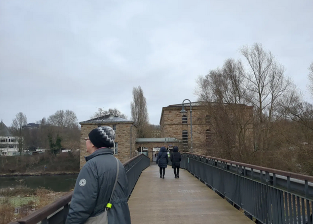 Auf der Brücke zu Haus Ruhrnatur | Foto: Astrid Günther