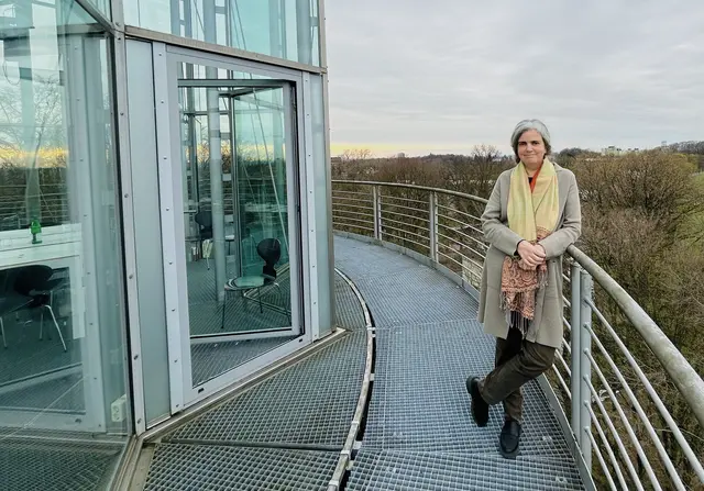 Jule Dinnebier auf der Kommandobrücke ihres Lichtturmes | Foto: Andreas Vogt