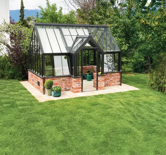 Verbindung von Funktionalität und Ästhetik: Wie ihre Vorbilder aus dem 19. Jahrhundert sind die Gewächshäuser im viktorianischen Stil solide gebaut. | Foto: DJD/Burford the British Style