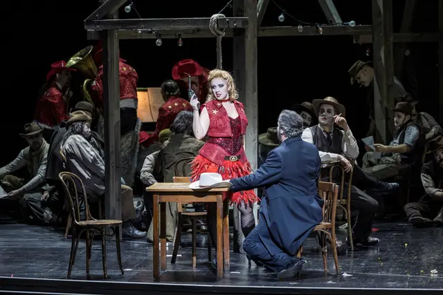 Wildwest im Aalto-Musiktheater: (Mitte, von links) Ilaria Alida Quilico (Minnie), Massimo Cavalletti (Jack Rance), Karel Martin Ludvik (Bello), (hinten) Statisterie und Herrenchor des Aalto-Theaters. | Foto: Alvise Predieri