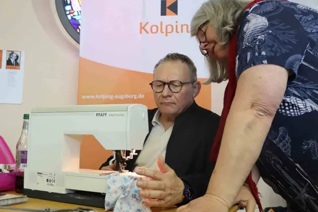 Bei der Eröffnung der Misereor Fastenaktion in St. Ottilien konnten Besucher des Kolping-Standes selbst Zirbensäckchen nähen - ganz wie die Auszubildenden bei Kolping Südafrika.