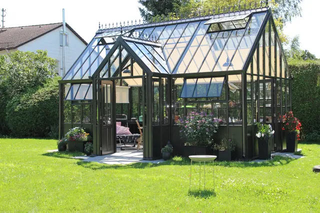 Gewächshäuser im viktorianischen Stil sind geräumige, aber dennoch filigrane Schmuckstücke für jeden Garten. | Foto: DJD/Burford the British Style