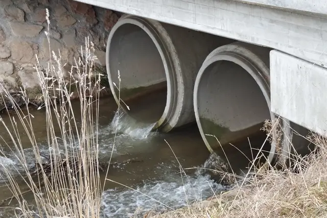 durch diese beiden Betonröhren unter der Behelfsbrücke muss sich die Eine während der Bauarbeiten durchdrängeln