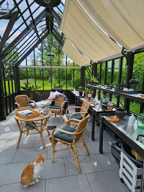 Wintergarten der besonderen Art: Hier wird das Gewächshaus zum beliebten Aufenthaltsort mitten im Grünen.
 | Foto: DJD/Burford the British Style