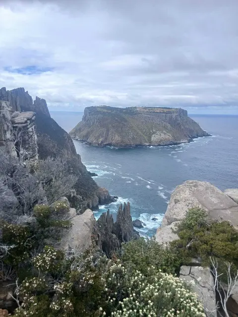 Blick vom Three Capes Track (Fernwanderweg) in Tasmanien, Australien. | Foto: Privat, Jan./Feb. 2026