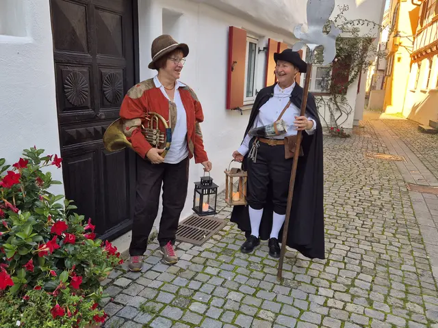 „Nachtwächter und Türmer“ nehmen ab diesem Jahr ihre Besucher mit auf eine spannende Tour durch das abendliche Günzburg. Der erste dieser Rundgänge mit Paula Müller (rechts) und Eva-Maria Galler wird am 24. April um 20 Uhr angeboten. | Foto: Anja Hauke/ Stadt Günzburg