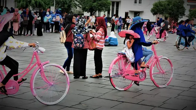 Farbenfrohes vor dem Rathaus Jakartas