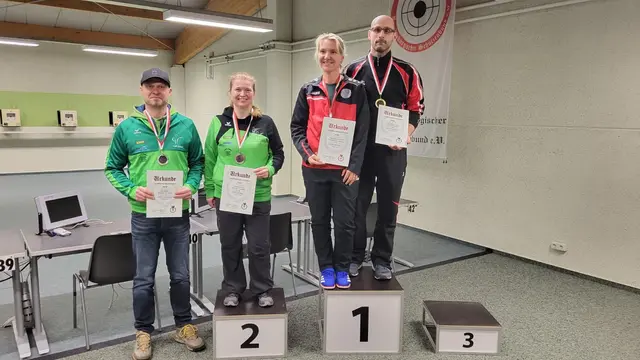 Brandenburger Landesmeister Luftpistole Mix für Potsdam.
von Rechts Wolfgang Geppert und Peggy Baier.