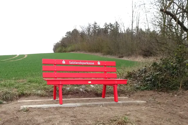 der Feld- und Wanderweg  zwischen Westdorf und Welbsleben wurde kürzlich durch eine neue Bank aufgewertet