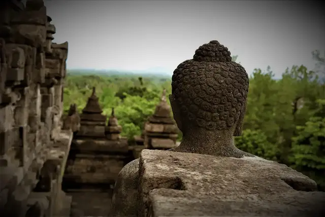 frei stehender Buddha