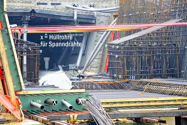 hier im rechter Teil des Brückenquerschnittes sind 4 Hüllrohre sichtbar
