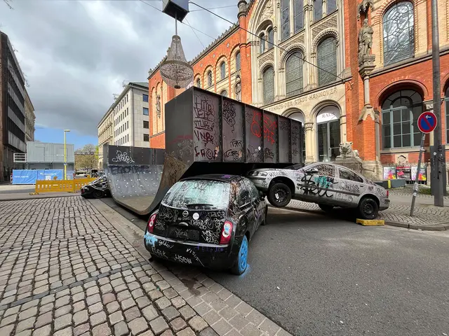Die „CRASH PIPE (2026)“, eine Kunstinstallation von Florentina Holzinger 