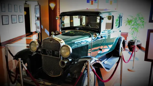 Hotel Majapahit, erst passiert man am Eingang einen Oldtimer.