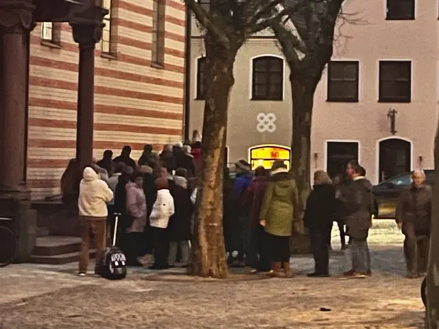Am Einlass bildeten sich lange Schlangen, so dass auch nach Beginn des mehrdimensionalen Konzerts noch Besucher eingelassen wurden. | Foto: P. Steffen Brühl
