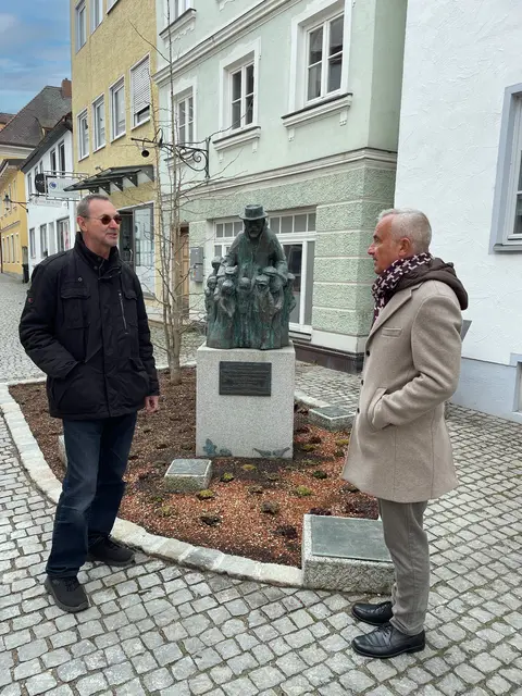 Oberbürgermeister Gerhard Jauernig (rechts) sah sich mit Siegfried Steiger das neu gestaltete Korczak-Denkmal in Günzburg nun genauer an. | Foto: Michael Lindner/ Stadt Günzburg