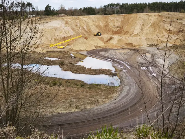 In dieser benachbarten Grube wurde der Abbau erneut begonnen und die Natur ist wieder verschwunden. | Foto: Shima Mahi