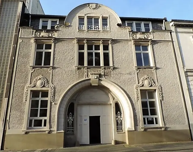 Kunst auf über 1.300 Quadratmetern präsentiert der Mülheimer Kulturort Villa Artis am Ruhrufer der Ruhrtalstadt.  Einst diente das Anwesen auch als Stammhaus der Tengelmann-Gründerfamilie Luise und Wilhelm Schmitz-Scholl, die 1867 hier den Grundstein für den heutigen Weltkonzern legten.
OPNV: "Mülheim-Stadtmitte"
NAVI:   "Delle 54-60"
PARKEN: "Delle" und "CASINO"
EINTRITT &amp; FÜHRUNGEN:  "stets frei" | Foto: Archiv Kunstmuseum Mülheim MMKM