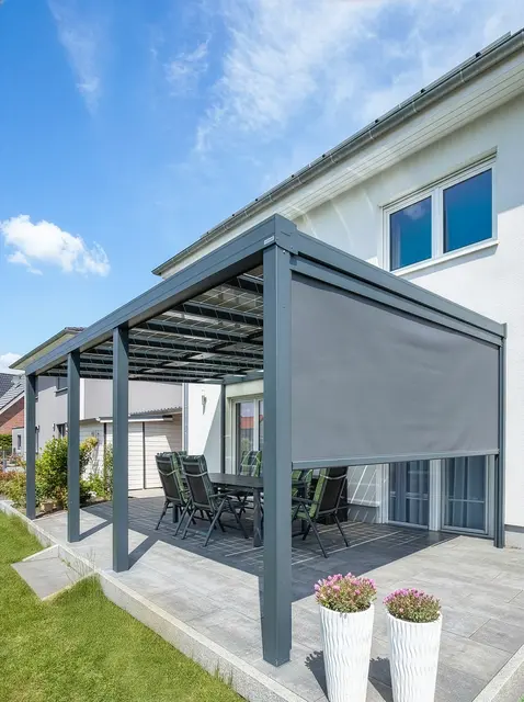 Investition mit Weitsicht: Die Premium Solarglasmodule im Dach der Solarterrasse wandeln Sonnenlicht selbst an bewölkten Tagen effizient in Strom um, der für Hausstrom, Wärmepumpe &amp; Co. bereitsteht. Ein Überschuss kann mit optionalem Speicher verwahrt und später abgerufen werden.  | Foto: HLC/Solarterrassen &amp; Carportwerk GmbH