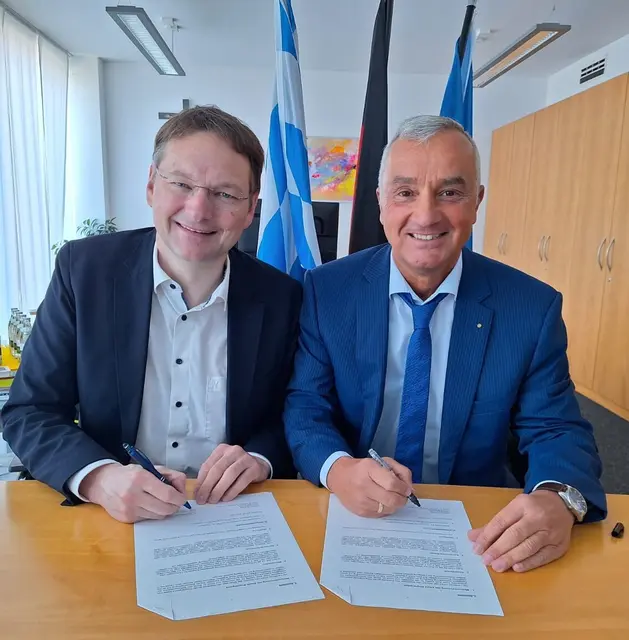 Landrat Hans Reichhart und Günzburgs Oberbürgermeister Gerhard Jauernig bei der Vertragsunterzeichnung. | Foto: Johannes Bauer / Landratsamt Günzburg 