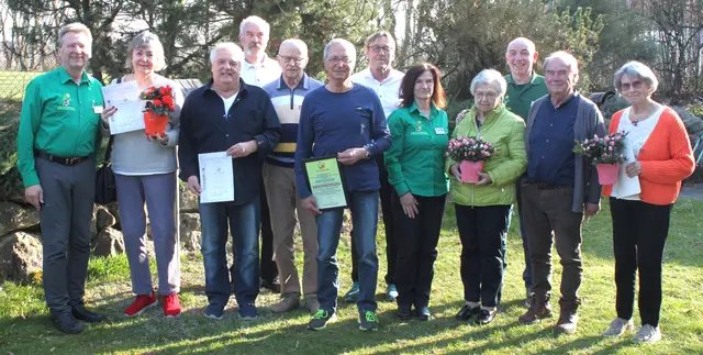 Ehrende und Geehrte beim Obst- und Gartenbauverein Herbertshofen (von links): Uli Grasinger, Regina Wolf in Vertretung von Peter Frensch, Helmut Dirr, Helmut Rau, Franz Kneissl, Karl Gutsmandl, Günther Wolff, Angelika Grasinger, Ingeborg Stoll, Robert Mayr, Bernhard Härle und Brigitte Pröll. | Foto: Peter Heider