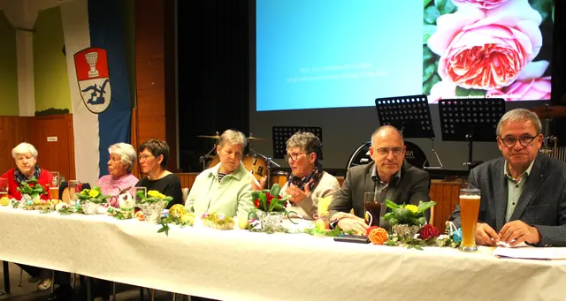 Die Vorstandschaft der Erlinger Gartenfreunde ließ die Aktivitäten des vergangenen Jahres Revue passieren.
 | Foto: Peter Heider