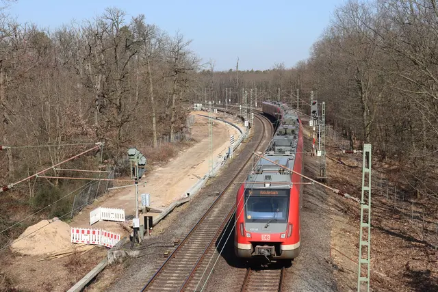 Hier wird sich die RTW in die Bahnstrecke zum Flughafen einfädeln.