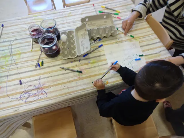 Auch Ostereier färben durfte nicht fehlen, die Kinder der Wichtel- und Zwergerl-Gruppe  waren ganz konzentriert dabei. | Foto: Luca Knote