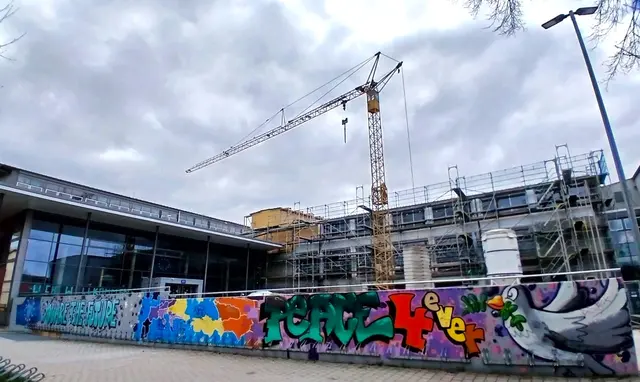 Derzeit wird die Schwimmhalle an der Meitinger Realschule saniert. Ende 2026 rechnet man mit der Fertigstellung der Baumaßnahme. | Foto: Peter Heider