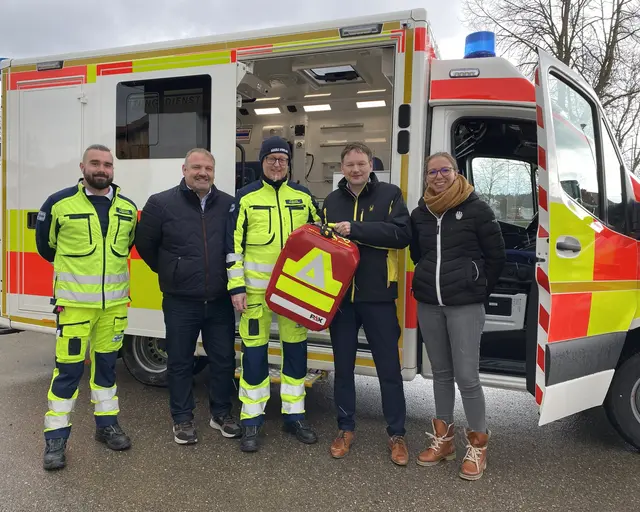 Tobias Wiedemann (Wachleitung), Thorsten Wick (Bürgermeister Kammeltal), Bernd Mangold (Betriebsleiter Bäuerle Ambulanz), Landrat Hans Reichhart und Evelyn Schneider (Stellvertretende Geschäftsführerin ZRF Donau/Iller) freuen sich über den neuen Rettungswagen.  | Foto: Benjamin Sigmund / Landratsamt Günzburg