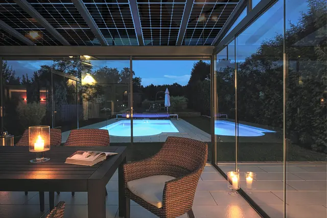 Eine Solarterrasse vereint Design, Aufenthaltsqualität und autarke Energiegewinnung buchstäblich unter einem Dach. Zusätzlich kann sie – z. B. als lichtdurchfluteter Kaltwintergarten mit Glaselementen – die Nutzung des Außenbereichs bereits an kühleren Tagen im Jahr ermöglichen.  | Foto: HLC/Solarterrassen &amp; Carportwerk GmbH